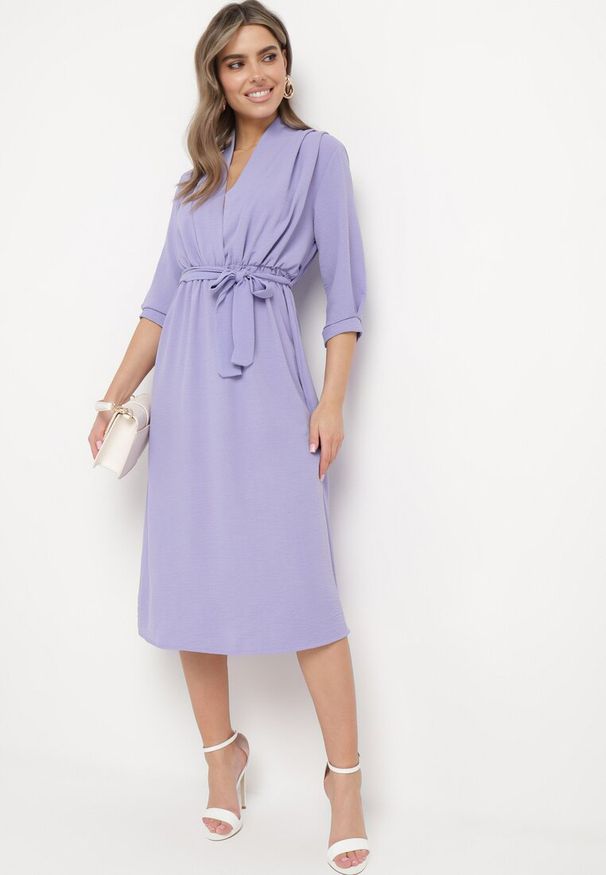 Born2be - Jasnofioletowa Sukienka Rheniolea. Typ kołnierza: dekolt kopertowy. Kolor: fioletowy. Typ sukienki: kopertowe. Styl: elegancki. Długość: midi