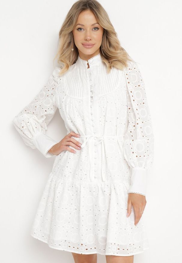 Born2be - Biała Taliowana Sukienka Bawełniana z Materiałowym Paskiem i Ażurowymi Rękawami Kluriona. Okazja: na co dzień. Typ kołnierza: dekolt w serek. Kolor: biały. Materiał: materiał, bawełna. Wzór: ażurowy. Typ sukienki: proste. Styl: casual, elegancki