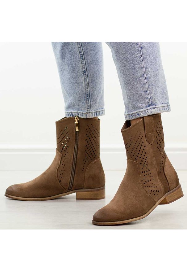 POTOCKI - Beżowe ażurowe zamszowe botki damskie Potocki 12455. Okazja: na spacer, na co dzień, do pracy. Kolor: beżowy. Materiał: zamsz. Szerokość cholewki: normalna. Wzór: ażurowy. Sezon: wiosna, jesień, lato. Obcas: na obcasie. Styl: casual, elegancki, boho, klasyczny