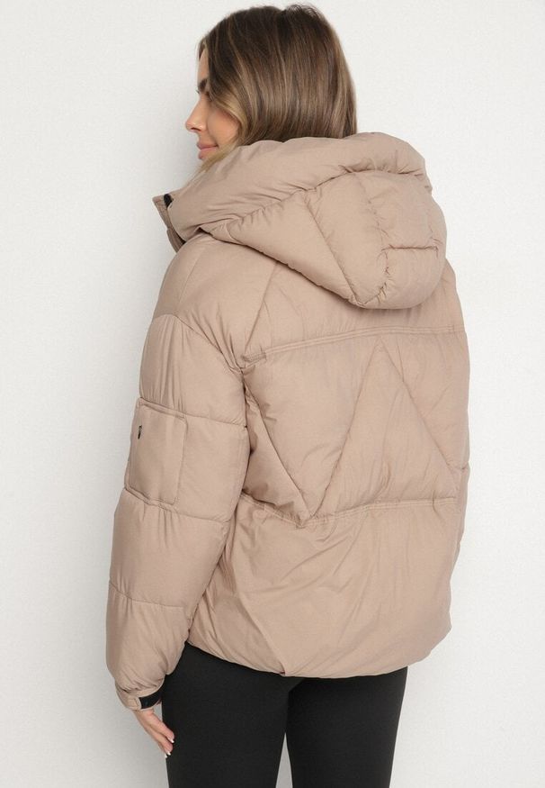 Born2be - Beżowa Pikowana Kurtka Puffer z Kapturem i Kieszonką przy Rękawie Galieana. Okazja: na spacer. Typ kołnierza: kaptur. Kolor: beżowy. Materiał: jeans, dzianina. Styl: sportowy, elegancki