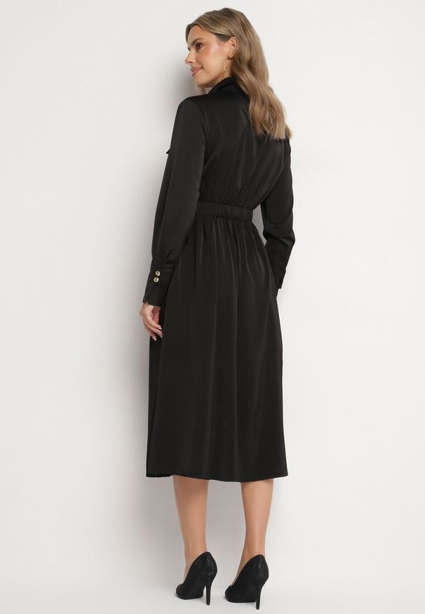 Born2be - Czarna Rozkloszowana Sukienka o Koszulowym Kroju z Imitacją Kieszeni i Gumką w Talii Rizza. Okazja: na co dzień. Kolor: czarny. Typ sukienki: koszulowe. Styl: casual, elegancki, klasyczny, wizytowy