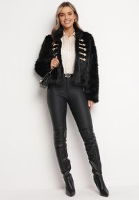 Born2be - Czarna Kurtka z Futerka Ozdobiona Rzędem Guzików w Stylu Retro Sirelanie. Typ kołnierza: kołnierzyk klasyczny. Kolor: czarny. Materiał: futro. Wzór: aplikacja. Styl: retro #3