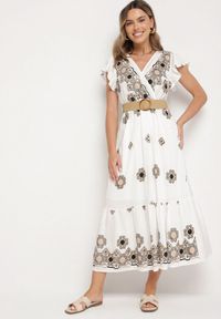 Born2be - Biało-Czarna Wiskozowa Sukienka z Paskiem w Ornamentny Wzór Nilorine. Okazja: na spacer, na co dzień. Kolor: czarny. Materiał: wiskoza. Typ sukienki: kopertowe. Styl: elegancki, casual, klasyczny #1