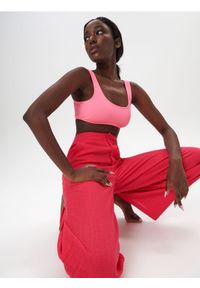 Sinsay - Crop top w prążki - różowy. Kolor: różowy. Materiał: materiał, prążkowany. Wzór: prążki