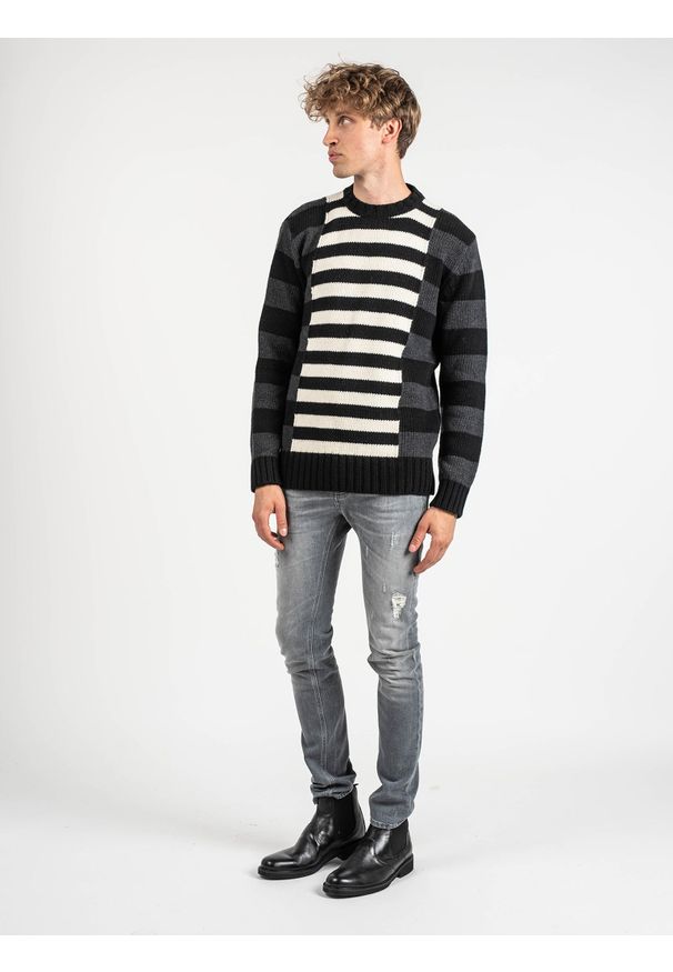 Les Hommes Sweter | LLK113-654U | Wool Stripes Round Neck Jumper | Mężczyzna | Czarny, Biały, Szary. Okazja: na co dzień. Kolor: biały, czarny, szary, wielokolorowy. Materiał: poliamid, wełna. Wzór: aplikacja. Styl: casual