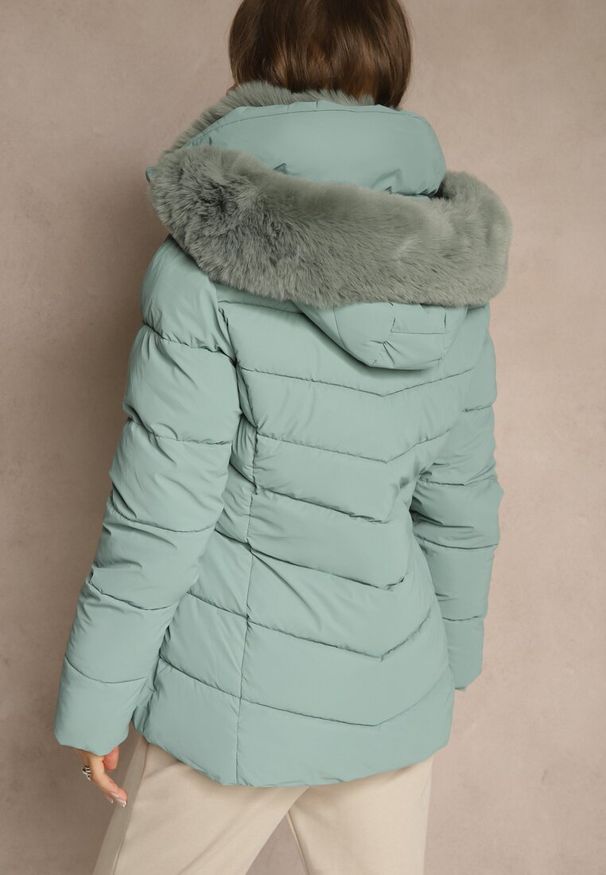 Renee - Jasnozielona Pikowana Kurtka o Taliowanym Kroju z Kapturem z Futerkiem Olidessa. Okazja: na spacer, na co dzień. Typ kołnierza: kaptur. Kolor: zielony. Materiał: futro. Styl: casual