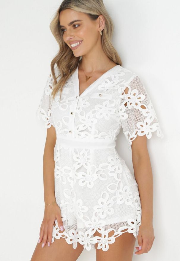 Born2be - Biały Koronkowy Kombinezon z Imitacją Kieszeni Dawni. Kolor: biały. Materiał: koronka. Długość rękawa: krótki rękaw. Długość: krótkie. Sezon: wiosna, lato. Styl: retro
