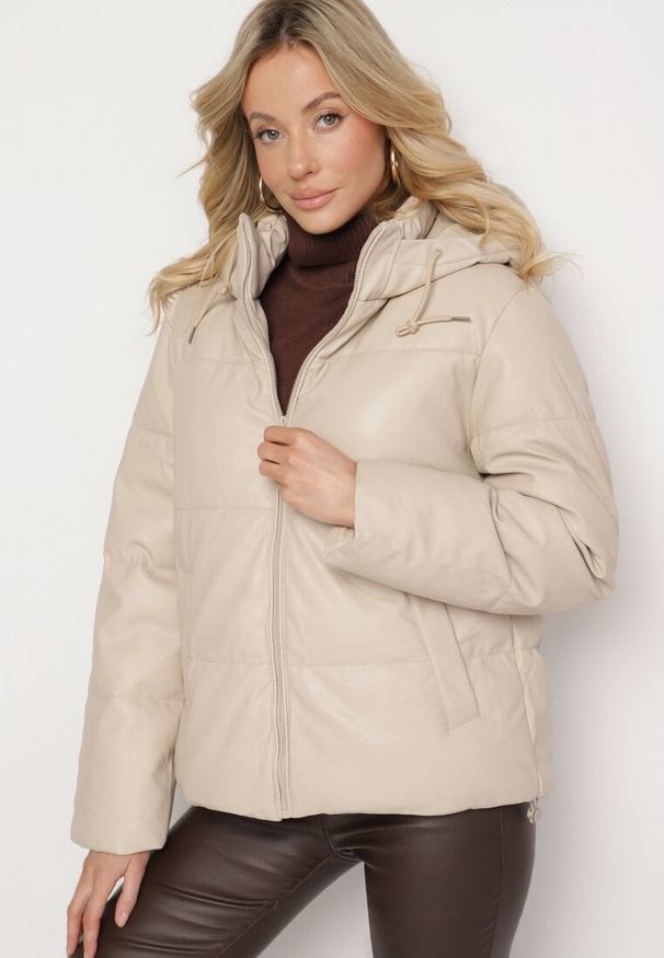 Born2be - Beżowa Pikowana Kurtka z Imitacji Skóry z Kapturem i Kieszeniami Lavedi. Okazja: na spacer. Typ kołnierza: kaptur. Kolor: beżowy. Materiał: skóra. Długość rękawa: długi rękaw. Długość: długie. Styl: wizytowy, elegancki