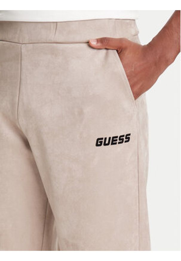 Guess Spodnie dresowe Z5YB03 KCJY2 Beżowy Regular Fit. Kolor: beżowy. Materiał: bawełna