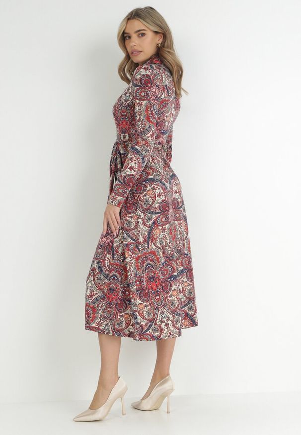 Born2be - Czerwona Sukienka Koszulowa z Wiązanym Paskiem Jelan. Kolor: czerwony. Materiał: tkanina, materiał. Wzór: nadruk. Typ sukienki: koszulowe. Długość: midi