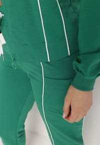 Born2be - Zielony Komplet Dresowy Ozdobiony Kontrastowymi Lamówkami z Bluzą i Spodniami Svetoria. Kolor: zielony. Materiał: dresówka. Wzór: aplikacja #7