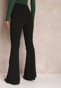 Renee - Czarne Spodnie z Rozszerzanymi Nogawkami i Łańcuchem Banni. Kolor: czarny. Wzór: aplikacja #3