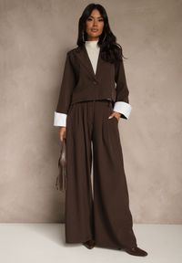Renee - Ciemnobrązowy Garniturowy Komplet Marynarka i Spodnie z Kontrastującymi Zdobieniami Davirielle. Kolor: brązowy. Wzór: aplikacja #3