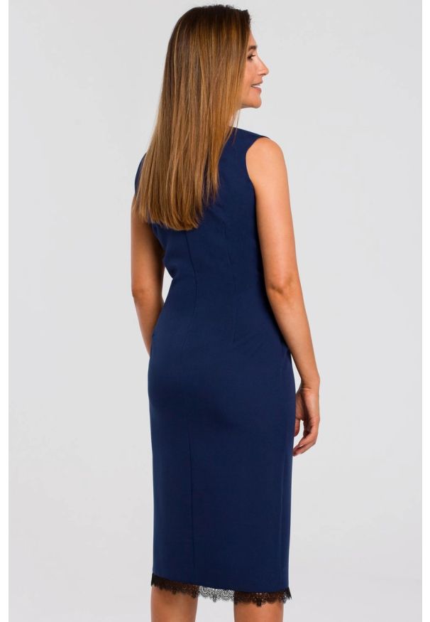Sukienki.shop - Elegancka sukienka ołówkowa z rozcięciem i koronką granatowa. Okazja: na imprezę, na randkę, do pracy, na wesele, na spotkanie biznesowe, na ślub cywilny. Kolor: niebieski. Materiał: koronka. Długość rękawa: bez rękawów. Wzór: koronka. Typ sukienki: ołówkowe. Styl: elegancki. Długość: midi