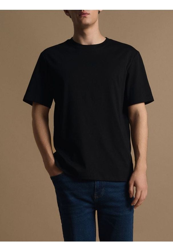 Reserved - T-shirt regular z interlokowym splotem - czarny. Kolor: czarny. Materiał: dzianina. Wzór: ze splotem