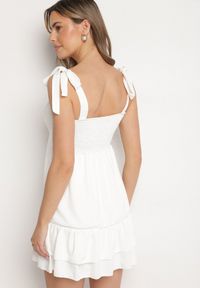 Born2be - Biała Rustykalna Sukienka o Taliowanym Kroju z Wiązaniem i Falbanami Finkio. Okazja: na co dzień. Kolor: biały. Długość rękawa: na ramiączkach. Wzór: aplikacja. Styl: elegancki, casual #7