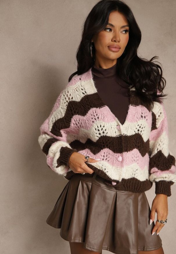 Renee - Różowy Kardigan z Domieszką Wełny i Wiskozy o Ażurowym Splocie Esina. Okazja: na co dzień. Typ kołnierza: dekolt w serek. Kolor: różowy. Materiał: wełna, wiskoza. Wzór: ażurowy, ze splotem. Styl: casual