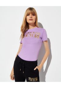 Versace Jeans Couture - VERSACE JEANS COUTURE - Fioletowy t-shirt z nadrukiem. Kolor: różowy, wielokolorowy, fioletowy. Materiał: bawełna. Wzór: nadruk #1