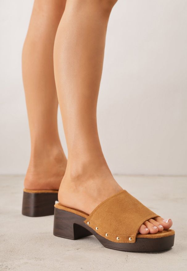 Born2be - Jasnobrązowe Klapki Drewniaki na Słupku Zdobione Nitami Hilencja. Okazja: na co dzień. Kolor: brązowy. Materiał: len, zamsz. Wzór: aplikacja. Obcas: na słupku. Styl: boho, casual