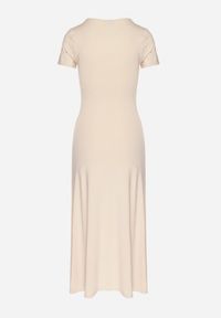 Born2be - Jasnobeżowa Sukienka o Dopasowanym Fasonie z Lekkimi Marszczeniami Aporea. Okazja: na co dzień. Kolor: beżowy. Długość rękawa: krótki rękaw. Sezon: wiosna, lato. Typ sukienki: sportowe, dopasowane. Styl: sportowy, casual, elegancki #2