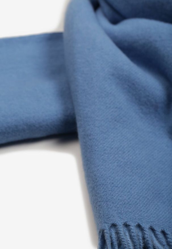 Born2be - Niebieski Szalik z Tkaniny Wykończony Frędzlami Teofilla. Kolor: niebieski. Materiał: tkanina. Styl: klasyczny