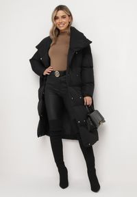 Born2be - Czarna Kurtka Długa Pikowana z Wiązanym Paskiem Clysa. Okazja: na spacer, na co dzień. Kolor: czarny. Materiał: jeans. Długość: długie. Sezon: jesień. Styl: elegancki, casual #3