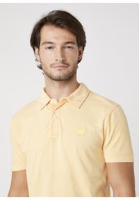 Wrangler - MĘSKI T-SHIRT WRANGLER SS GD POLO LOVELY MANGO W7ANDBA11. Typ kołnierza: polo #4