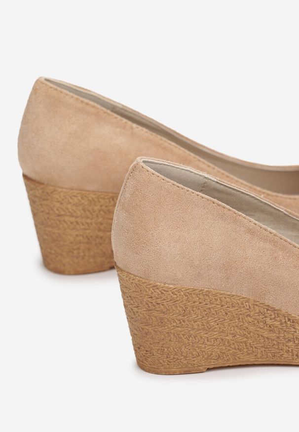 Renee - Ciemnobeżowe Czółenka Vices na Plecionym Koturnie ze Skórzaną Wkładką Ebersa. Kolor: beżowy. Materiał: skóra. Wzór: nadruk. Obcas: na koturnie