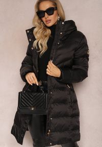 Renee - Czarna Kurtka z Klasycznym Pikowaniem i Wiązanym Paskiem Aldomisia. Kolor: czarny. Materiał: materiał. Styl: klasyczny #3
