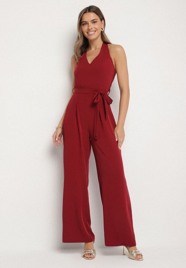 Born2be - Bordowy Taliowany Kombinezon z Paskiem Wiązaniem i Odkrytymi Plecami Malurea. Okazja: na imprezę, na co dzień. Kolor: czerwony. Materiał: jeans. Sezon: lato. Styl: casual