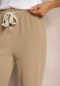 Renee - Beżowe Prążkowane Spodnie Szerokie High Waist z Troczkiem w Pasie Saivine. Okazja: na spotkanie biznesowe, na co dzień. Stan: podwyższony. Kolor: beżowy. Materiał: prążkowany. Długość: długie. Styl: biznesowy, casual #4
