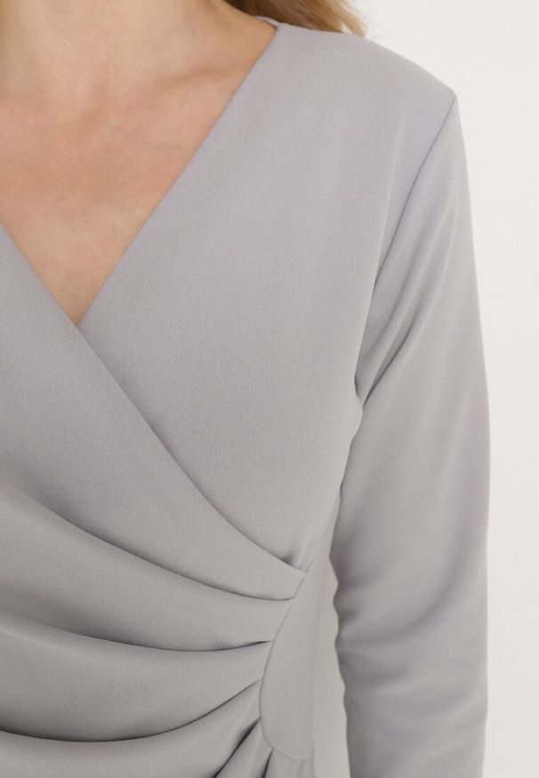 Born2be - Jasnoszara Sukienka Kopertowa z Ozdobnym Marszczeniem Ohildria. Kolor: szary. Typ sukienki: kopertowe. Styl: elegancki