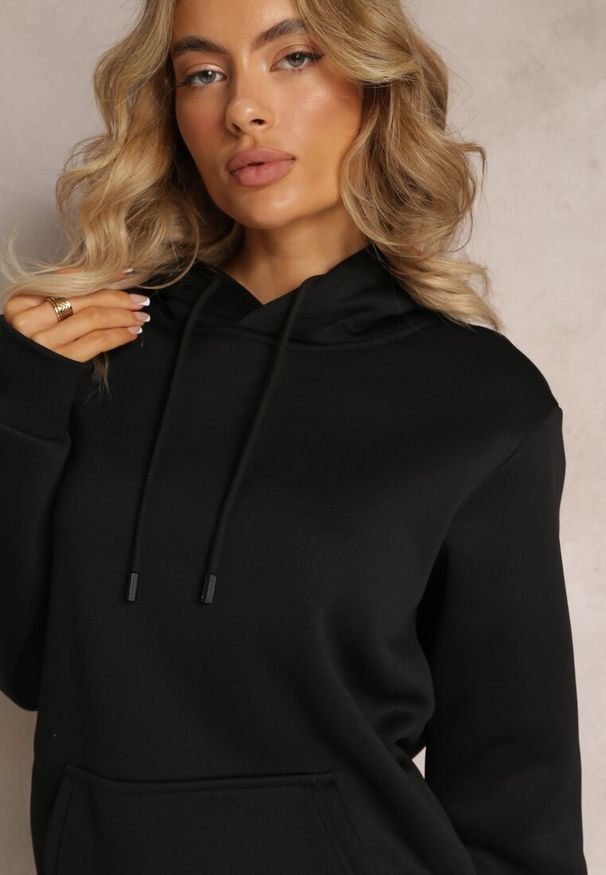 Renee - Czarna Bluza z Kapturem i Sznurkami oraz Kieszenią Wykończona Ściągaczami Vrokira. Typ kołnierza: kaptur. Kolor: czarny. Materiał: bawełna. Styl: sportowy, klasyczny