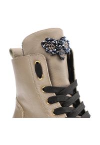 Beżowe Sneakersy Karino Damskie Buty Jesienne. Okazja: na spacer, na spotkanie biznesowe. Zapięcie: sznurówki. Kolor: beżowy. Materiał: skóra. Sezon: jesień. Obcas: na obcasie. Styl: elegancki, biznesowy. Wysokość obcasa: średni #6