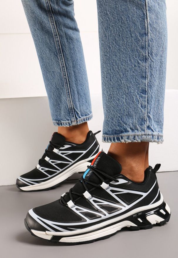 Renee - Czarno-Białe Sneakersy na Grubej Podeszwie ze Sznurowaniem i Ozdobnymi Gumowymi Elementami Tellgina. Okazja: na co dzień. Kolor: czarny. Materiał: guma. Obcas: na platformie