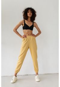 Marsala - Spodnie dresowe typu jogger w kolorze HAZELNUT - DISPLAY. Stan: podwyższony. Materiał: dresówka. Styl: elegancki