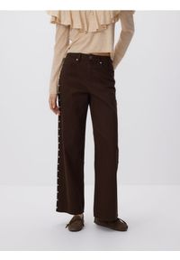 Reserved - Jeansy wide leg z aplikacją - brązowy. Kolor: brązowy. Wzór: aplikacja #1