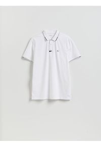 Reserved - Koszulka polo regular z lamówką - biały. Typ kołnierza: polo. Kolor: biały. Materiał: dzianina, bawełna