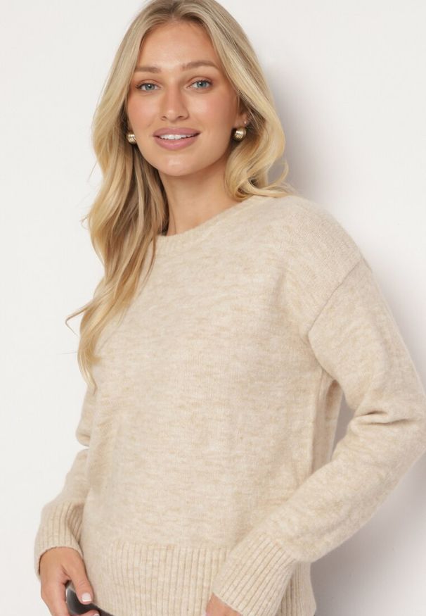 Born2be - Beżowy Sweter o Klasycznym Fasonie z Wełną Avartissa. Kolor: beżowy. Materiał: wełna. Sezon: zima. Styl: klasyczny