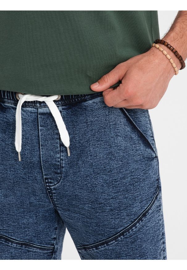 Ombre Clothing - Podwinięte męskie krótkie spodenki jeansowe z przeszyciami – ciemnoniebieskie V3. Kolor: niebieski. Materiał: jeans. Długość: krótkie. Wzór: aplikacja. Sezon: lato