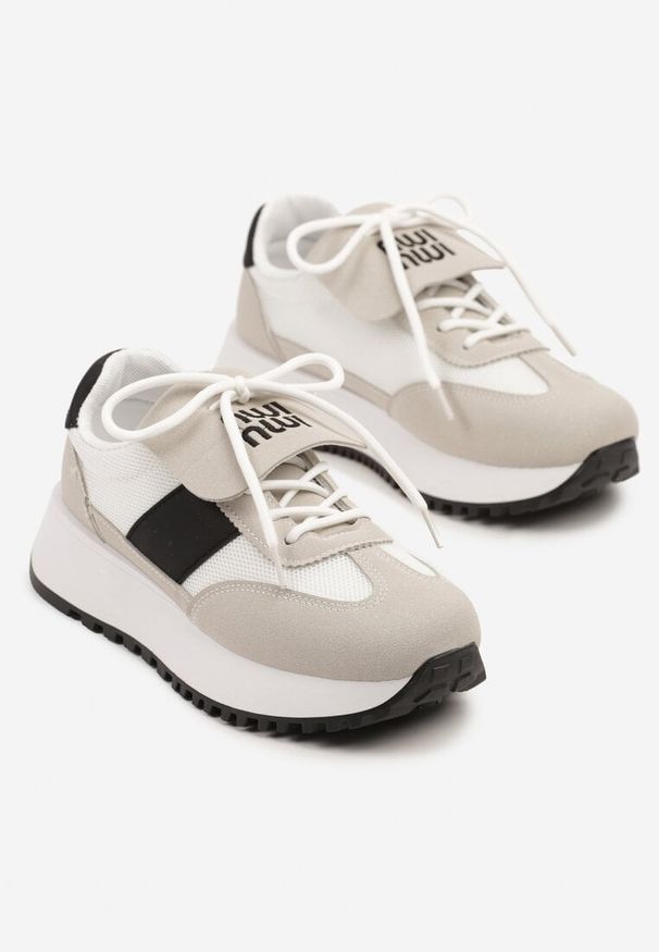 Born2be - Beżowo-Czarne Sneakersy na Grubej Podeszwie z Ozdobnym Paskiem Alutra. Okazja: na co dzień. Zapięcie: pasek. Kolor: beżowy. Materiał: jeans. Obcas: na platformie