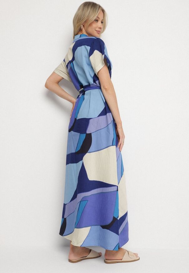 Born2be - Niebieska Sukienka Rozkloszowana z Wiskozy w Geometryczny Wzór z Paskiem Ranislla. Okazja: na co dzień. Typ kołnierza: dekolt w serek. Kolor: niebieski. Materiał: wiskoza. Długość rękawa: krótki rękaw. Wzór: geometria. Styl: casual, elegancki