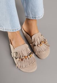 Renee - Ciemnobeżowe Klapki na Platformie Ozdobione Koralikami Klamrami i Frędzlami Leurecea. Okazja: na co dzień. Kolor: beżowy. Materiał: jeans. Wzór: aplikacja. Sezon: lato. Obcas: na platformie. Styl: casual, elegancki #4