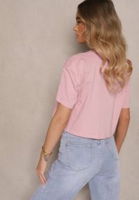 Renee - Różowy T-shirt z Bawełny o Krótkim Kroju Ozdobiony Napisem Sannovia. Okazja: na co dzień. Kolor: różowy. Materiał: bawełna. Długość: krótkie. Wzór: napisy, aplikacja. Styl: klasyczny, casual #5