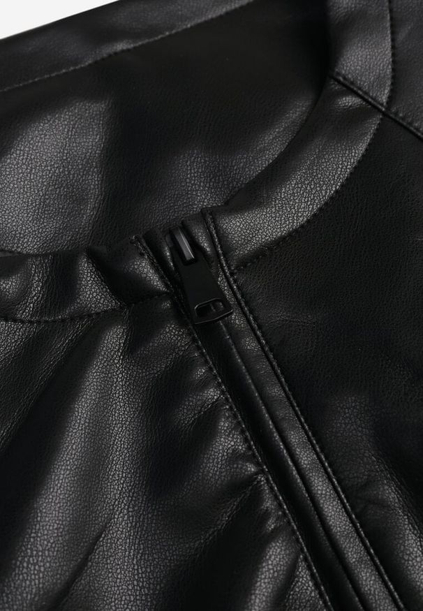 Renee - Czarna Kurtka w Stylu Gładkiej Ramoneski z Dekoltem Crew Neck Issanore. Okazja: na co dzień. Kolor: czarny. Materiał: skóra, poliester. Wzór: gładki. Styl: klasyczny, casual