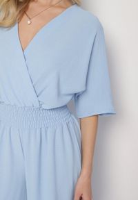 Born2be - Jasnoniebieski Kopertowy Kombinezon z Gumką w Talii i Szerokimi Nogawkami Vimashea. Okazja: na co dzień. Kolor: niebieski. Styl: elegancki, casual #4
