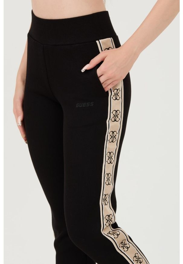 Guess - GUESS Czarne dresowe spodnie Britney Jogger. Kolor: czarny. Materiał: dresówka
