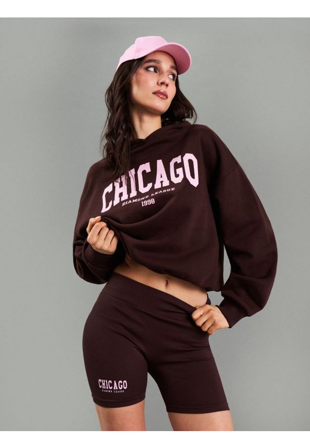 Sinsay - Bawełniana bluza hoodie z napisem "Chicago" - brązowy. Kolor: brązowy. Materiał: bawełna. Wzór: napisy