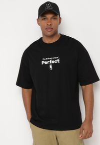 Born2be - Czarna Bawełniana Koszulka T-shirt z Krótkim Rękawem Ozdobiony Nadrukami Citara. Kolor: czarny. Materiał: bawełna. Długość rękawa: krótki rękaw. Długość: krótkie. Wzór: aplikacja, nadruk. Styl: klasyczny