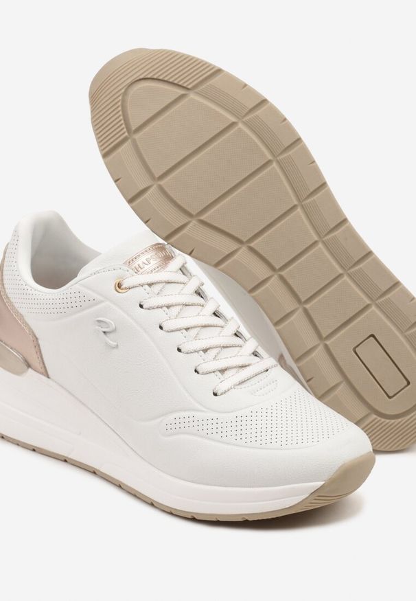 Born2be - Białe Sneakersy na Koturnie z Ozdobnymi Tłoczeniami Maroriella. Okazja: na co dzień. Kolor: biały. Materiał: jeans. Szerokość cholewki: normalna. Wzór: aplikacja. Obcas: na koturnie